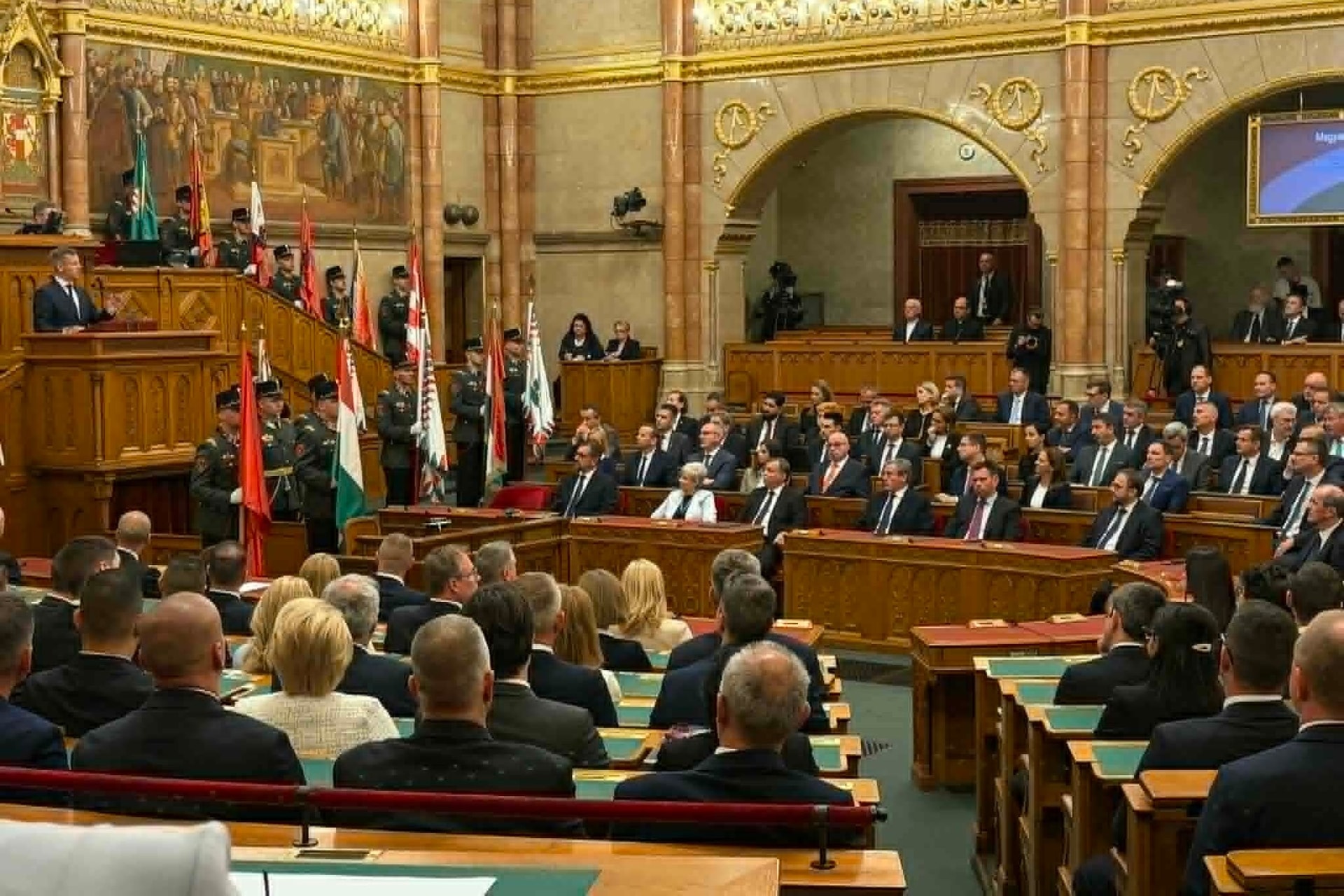 Letették az esküjüket az új miniszterek