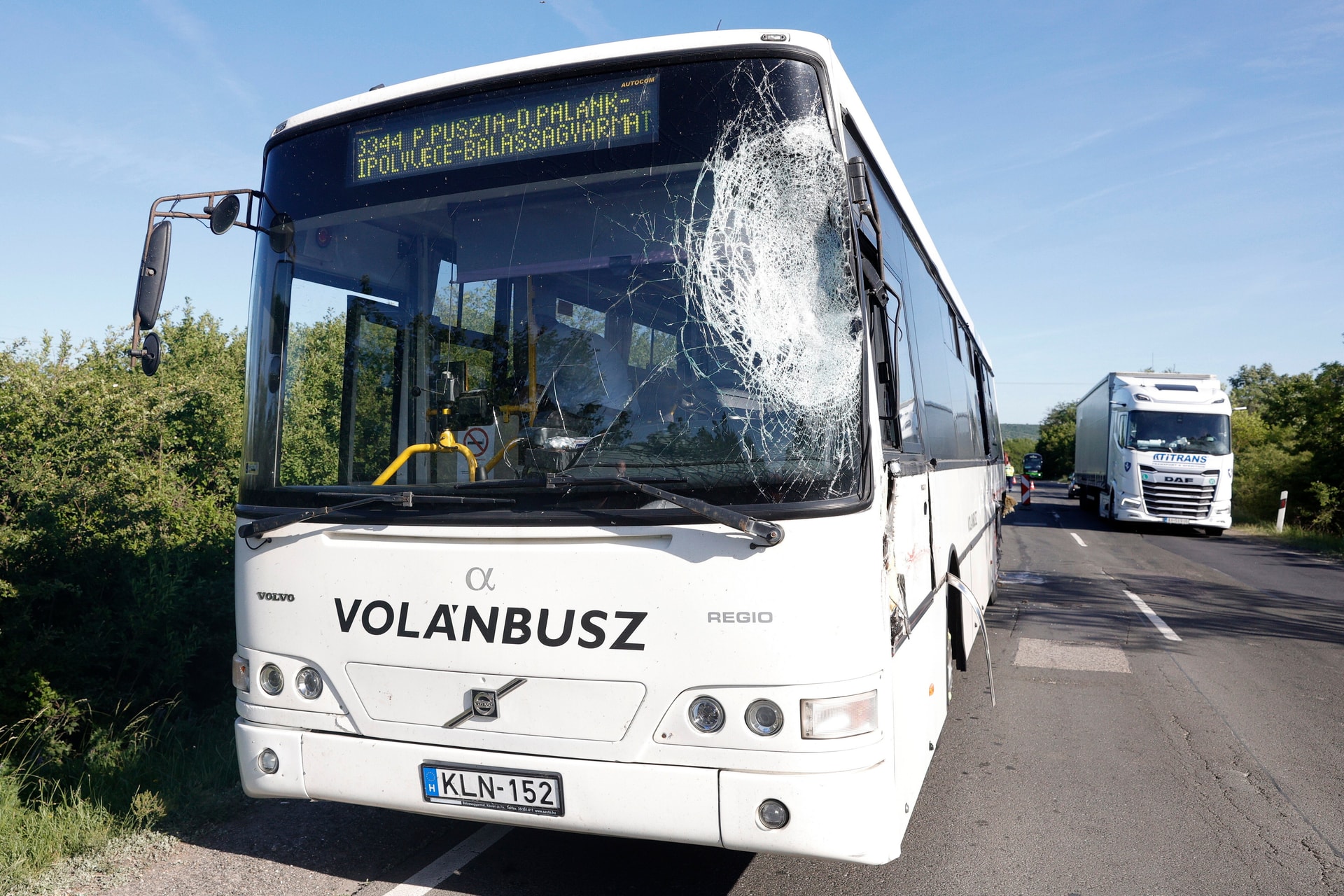Autóbusszal ütközött egy kamion Nógrádban