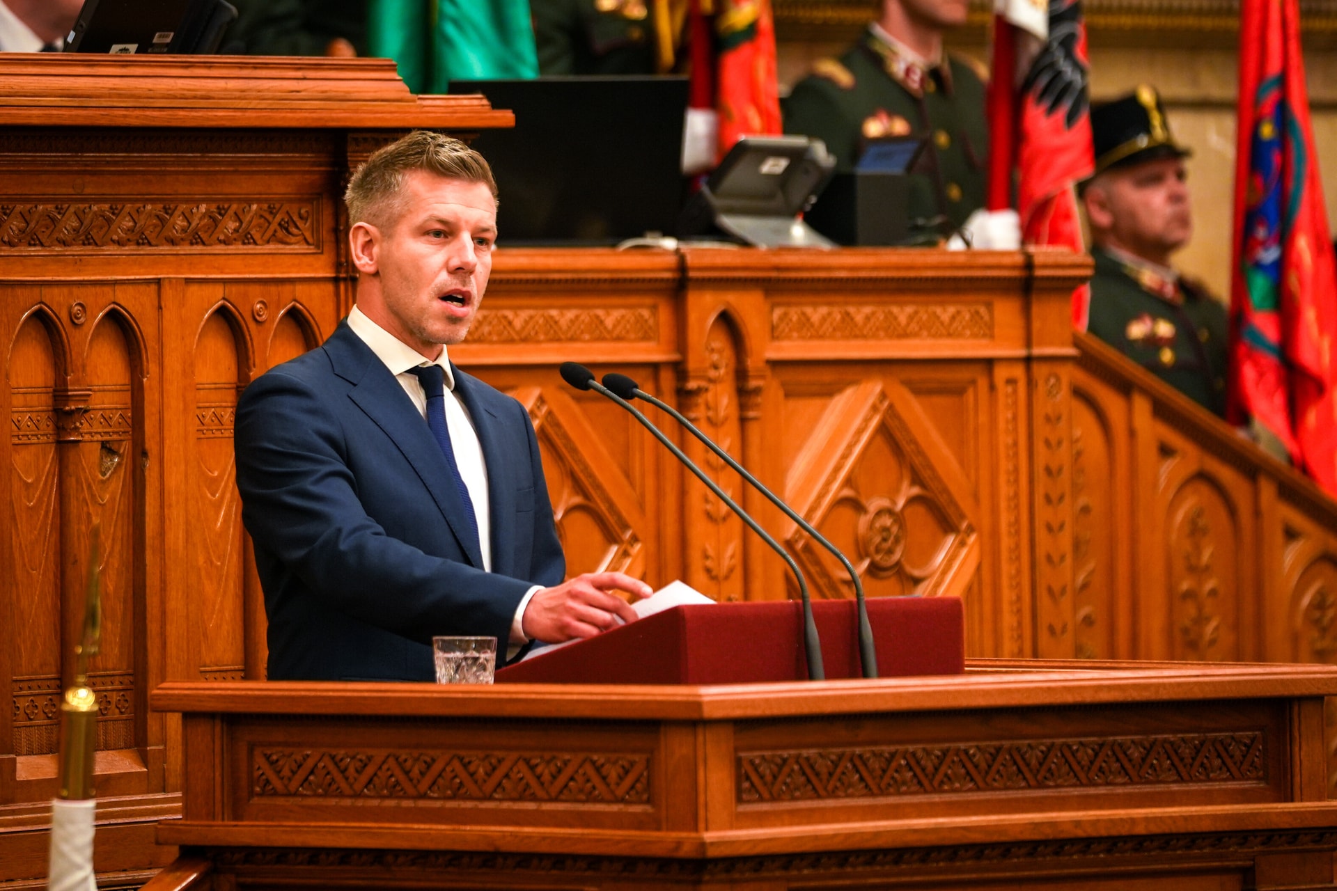 Magyar Péter a politikusok fizetésének csökkentését jelentette be