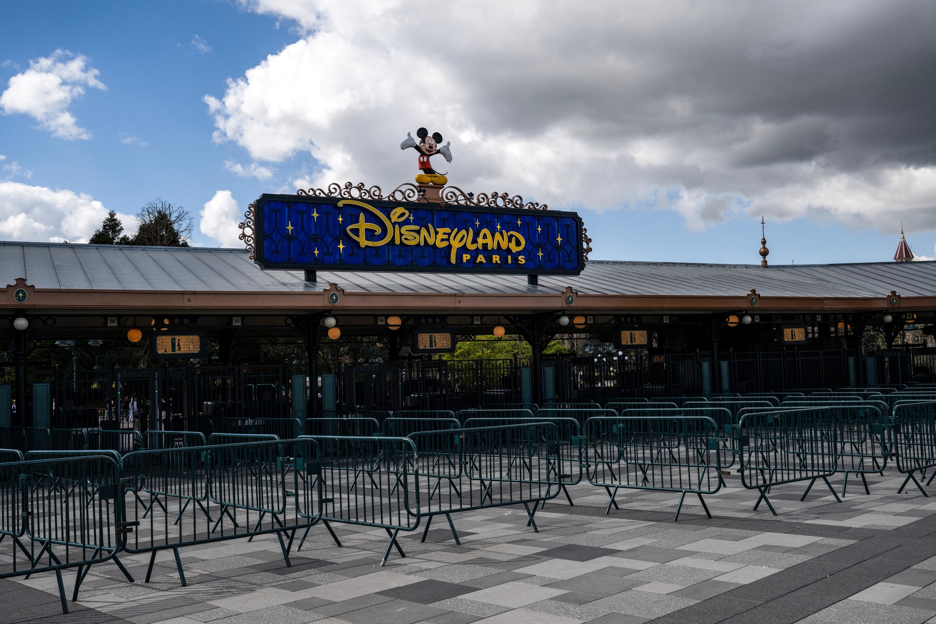 A hőség miatt a párizsi Disneyland bezárt