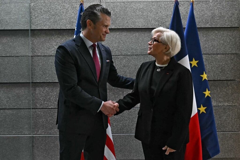 Az amerikai védelmi miniszter ismételten a védelmük megerősítését kérte az európaiktól