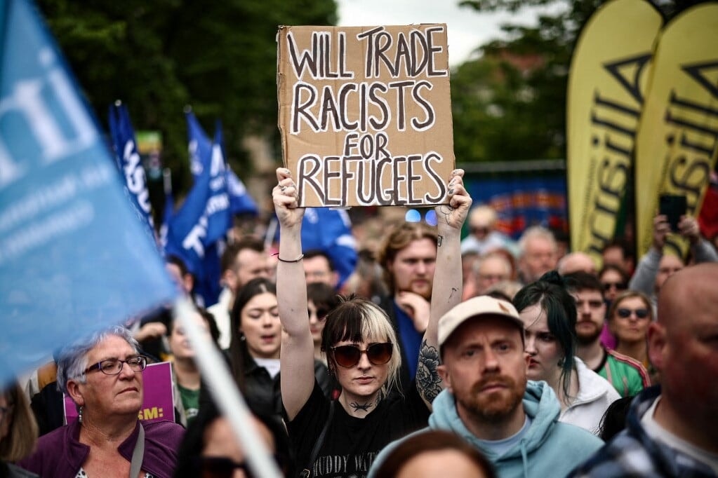 Tömegek tüntettek Belfastban a rasszizmus ellen