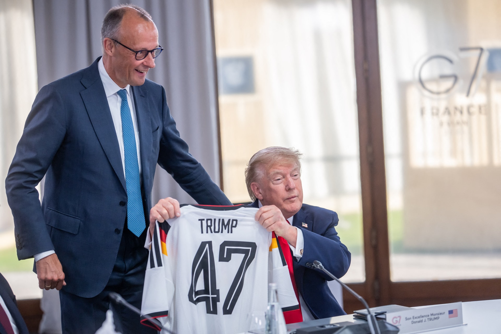 Friedrich Merz egy focimezt ajándékozott Donald Trumpnak