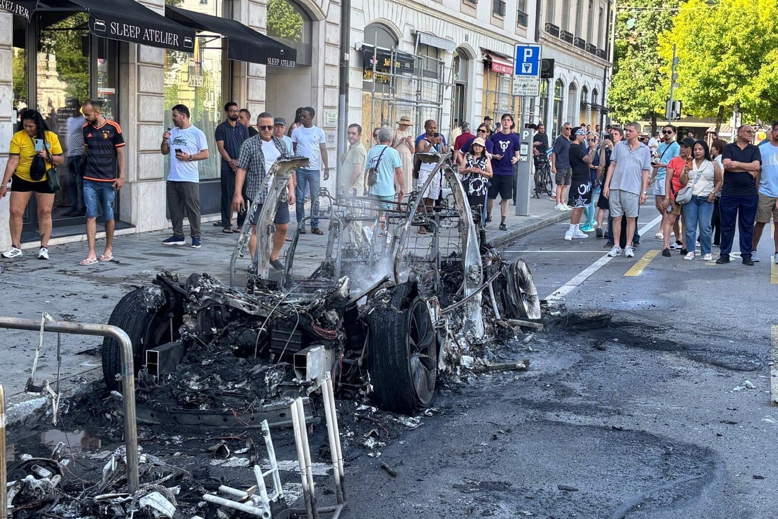Tüntetők felgyújtottak egy Teslát és betörték egy bank ablakait Genfben