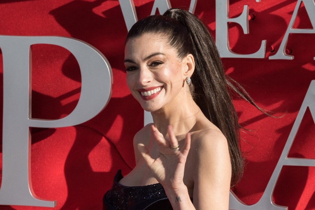 Anne Hathaway kisbabát vár + VIDEÓ