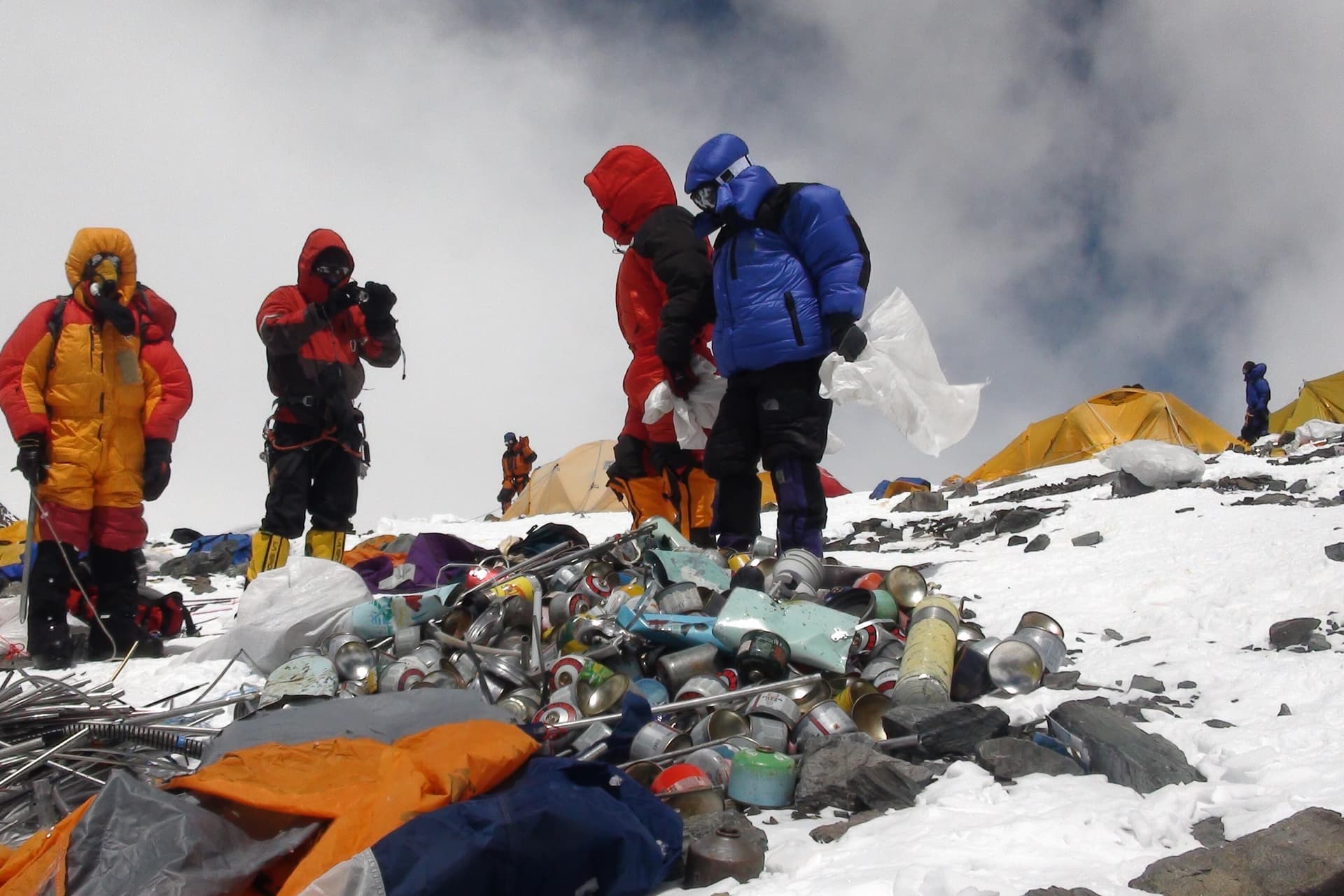 Szeméthegyek a Mount Everest legmagasabb táborhelyén + VIDEÓ
