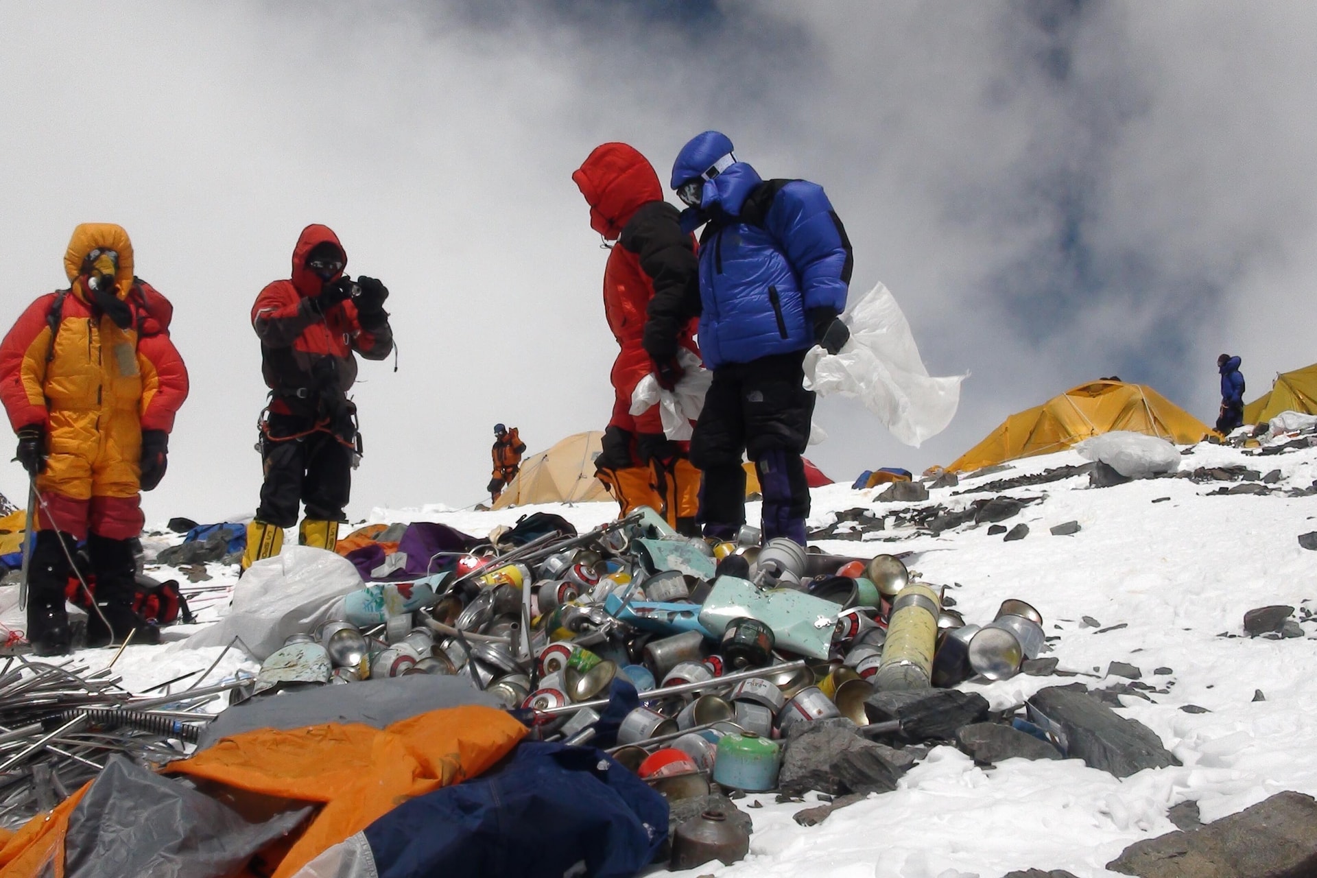 Szeméthegyek a Mount Everest legmagasabb táborhelyén + VIDEÓ