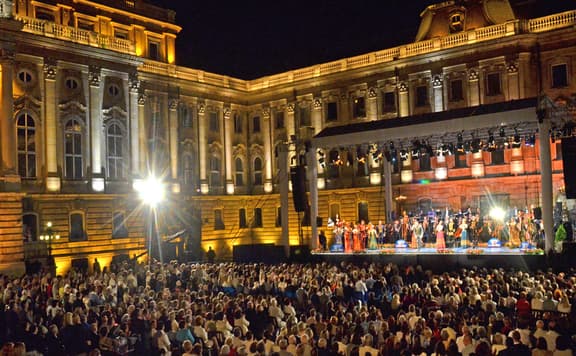 Országszerte maradnak el kulturális programok