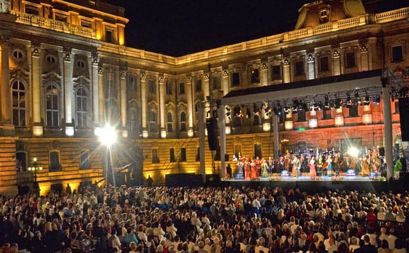 Országszerte maradnak el kulturális programok
