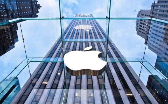 Beismerte az Apple, hogy belenézhetnek telefonok tulajdonosainak privát fotóiba