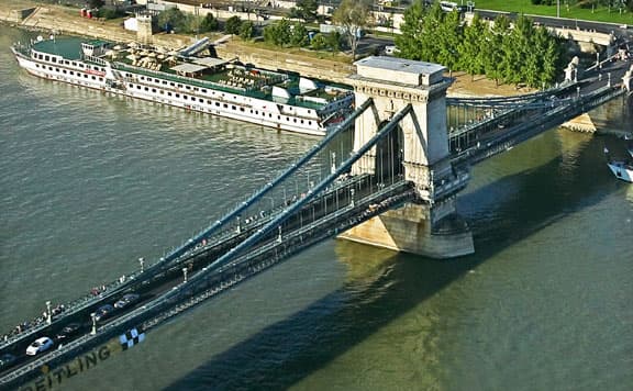 Éjszakai hídmosások Budapesten