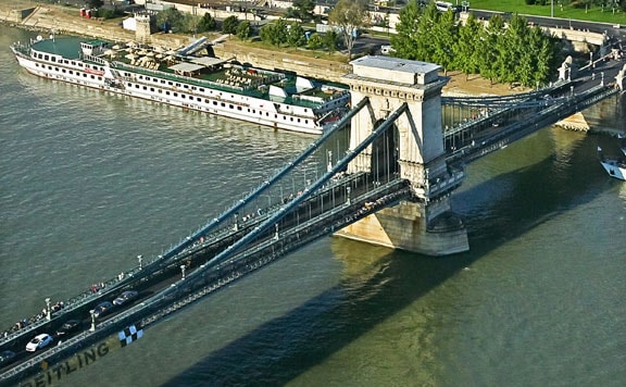 Éjszakai hídmosások Budapesten