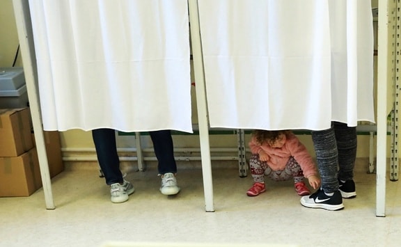 Kinyitottak a belföldi szavazóhelyiségek Romániában