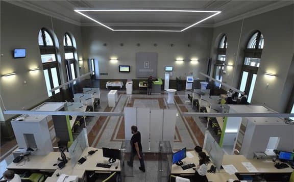 Legalább 10 százalékkal emelkedik a kormányhivatali dolgozók bére