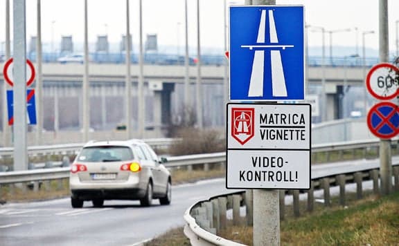 Már csak az új éves autópálya-matricák érvényesek