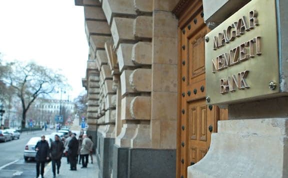 A lakossági hitelekre is törlesztési moratóriumot kér a bankoktól az MNB