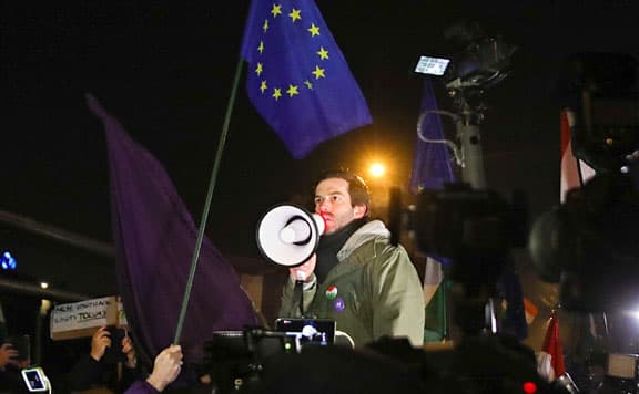 Hivatalos személy elleni erőszakkal gyanúsítják a Momentum elnökét