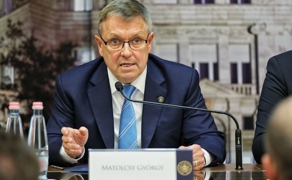 Matolcsy: El kell végeznünk a többletmunkát